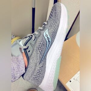 New worn once Saucony varsarun+clarion2 runners 8.5